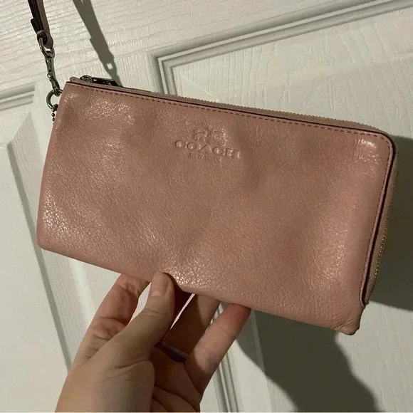 Authentic Coach wristlet wallet pale pink. Leather. - Picture 4 of 14